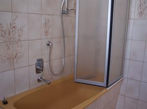 Aufwertung eines 80er Jahre-Bads durch faltbare Duschabtrennung